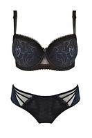 Biustonosz push-up, miseczki pokryte połyskującą, wzorzystą mikrofibrą, w górnej linii taśma z koronki. Ramiączka z potrójnymi paseczkami przy miseczkach. Fason sprawdzi się na małym i średnim biuście, a wyjmowane wkładki push-up zapewniają możliwość idealnego dopasowania.
SKŁAD:88% POLIAMID 8% ELASTAN 4% POLIESTER