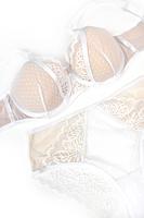 Figi wykonane z połączenia tiulu i koronki.
Boczki z beżowego tiulu pokrytego białą koronką, tył z siatki, dół wykończony koronką.
Skład: 78% Poliamid, 12% Elastan, 5% Poliester, 5% Bawełna
 
 