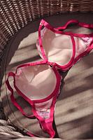 Biustonosz super push up dla małych i średnich biustów.
Beżowe miseczki pokryte delikatną różową koronką, wnętrze z dużym wypełnieniem zbierającym i unoszącym piersi.
Biustonosz pięknie eksponuje dekolt a odpinane paseczki dają swobodę stylizacji.
Ramiączka regulowane, nie odpinają się, bawet i boczki z tiulu pokrytego koronką. Obwód wzmocniony boczną fiszbiną.
Konstrukcja MPU1 LORITA
Skład surowcowy: 85% Poliamid, 10% Elastan, 5% Poliester.
 