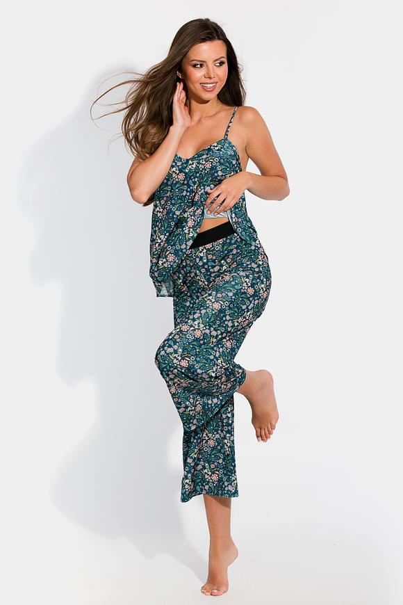 Zwiewny komplet z mikrofibry. Koszulka z wąskim ramiączkiem i spodnie o długości 7/8 z szeroką nogawką. Całość wykonana z lekkiej mikrofibry w kwiatowy wzór.
Spodnie z czarną gumą w pasie. Ramiączka z regulacją. Fason luźny.
SKŁAD: 90% Poliamid, 10% Elastan.
 