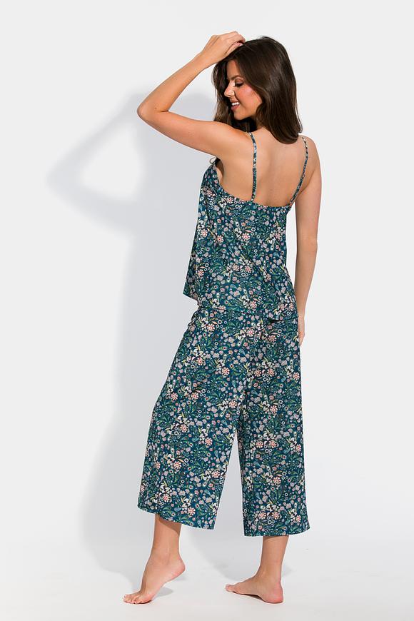 Zwiewny komplet z mikrofibry. Koszulka z wąskim ramiączkiem i spodnie o długości 7/8 z szeroką nogawką. Całość wykonana z lekkiej mikrofibry w kwiatowy wzór.
Spodnie z czarną gumą w pasie. Ramiączka z regulacją. Fason luźny.
SKŁAD: 90% Poliamid, 10% Elastan.
 