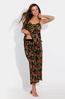 Zwiewny komplet z mikrofibry. Koszulka z wąskim ramiączkiem i spodnie o długości 7/8 z szeroką nogawką. Całość wykonana z lekkiej mikrofibry w kwiatowy wzór.
Spodnie z czarną gumą w pasie. Ramiączka z regulacją. Fason luźny.
SKŁAD: 90% Poliamid, 10% Elastan.