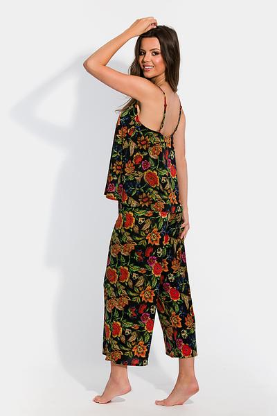 Zwiewny komplet z mikrofibry. Koszulka z wąskim ramiączkiem i spodnie o długości 7/8 z szeroką nogawką. Całość wykonana z lekkiej mikrofibry w kwiatowy wzór.
Spodnie z czarną gumą w pasie. Ramiączka z regulacją. Fason luźny.
SKŁAD: 90% Poliamid, 10% Elastan.