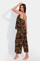 Zwiewny komplet z mikrofibry. Koszulka z wąskim ramiączkiem i spodnie o długości 7/8 z szeroką nogawką. Całość wykonana z lekkiej mikrofibry w kwiatowy wzór.
Spodnie z czarną gumą w pasie. Ramiączka z regulacją. Fason luźny.
SKŁAD: 90% Poliamid, 10% Elastan.