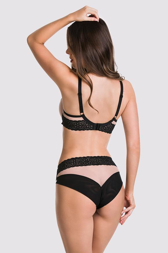 Figi pełne wykonane z beżowej siatki, środek przykryty czarnym tiulem boki i pas z tyłu z kontrastową czarną koronką.
Skład surowcowy: 78% Poliamid, 12% Elastan, 5% Poliester, 5% Bawełna.
 