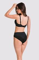 Figi pełne wykonane z czarnej mikrofibry, boki z tiulu z naszytymi czarnymi paseczkami.
Skład surowcowy: 78% Poliamid, 12% Elastan, 5% Poliester, 5% Bawełna.
 