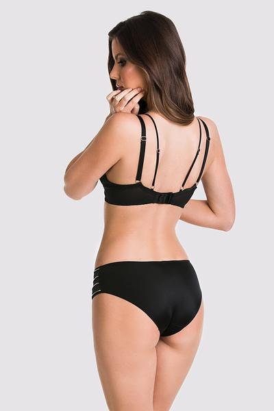 Figi klasyczne wykonane z czarnej mikrofibry, boczki z tiulu ozdobionego srebrnymi paseczkami.
Skład surowcowy: 91% Poliamid, 5% Bawełna, 4% Elastan.
 