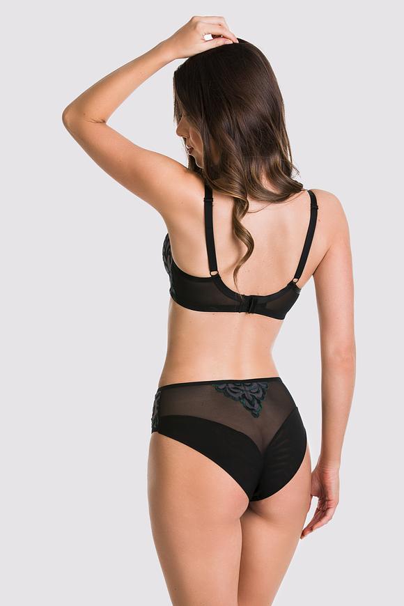 Figi pełne Roma wykonane są z wysokiej jakości surowców.
Przód i tył wykonane są z miękkiego tiulu. Tiul przy pośladkach złożony tak aby nie odznaczał się pod obcisłymi ubraniami.
Boki wykonane z bogatego haftu. Haft w formie rozetki znajduje się także w tylnej częsci fig.
Skład: 78% Poliamid, 5% Poliester, 12% Elastan, 5% Bawełna
 