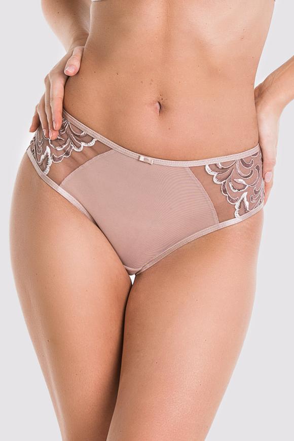 Figi pełne Roma wykonane są z wysokiej jakości surowców.
Przód i tył wykonane sa z miękkiego tiulu . Tiul przy pośladkach złożony tak aby nie odznaczał się pod obcisłymi ubraniami.
Boki wykonane z bogatego haftu. Haft w formie rozetki znajduje się także w tylnej częsci fig.
Skład: 78% Poliamid, 5% Poliester,12% Elastan, 5% bawełna