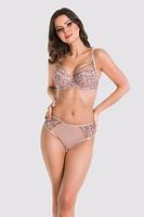 Figi pełne Roma wykonane są z wysokiej jakości surowców.
Przód i tył wykonane sa z miękkiego tiulu . Tiul przy pośladkach złożony tak aby nie odznaczał się pod obcisłymi ubraniami.
Boki wykonane z bogatego haftu. Haft w formie rozetki znajduje się także w tylnej częsci fig.
Skład: 78% Poliamid, 5% Poliester,12% Elastan, 5% bawełna