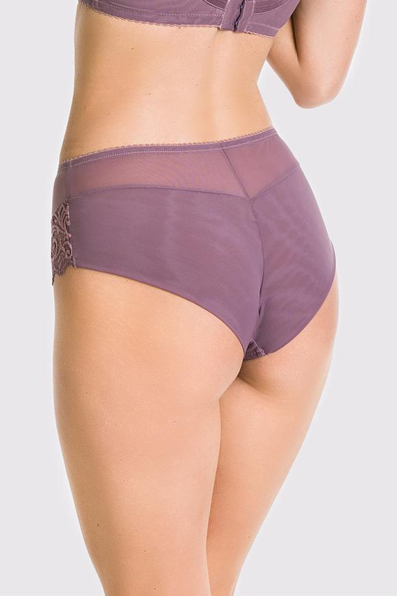 Figi pełne Lea stanowią komplet do biustonosza o tej samej nazwie. Figi wykonane są z tiulu oraz miękkiej bogatej koronki ,która zdobi przód majtek oraz wypełnia tył dzięki czemu figi nie odznaczają się pod ubraniem
Skład: 78% Poliamid, 12% Elastan, 5% Poliester, 5% Bawełna
 