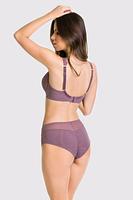 Figi pełne Lea stanowią komplet do biustonosza o tej samej nazwie. Figi wykonane są z tiulu oraz miękkiej bogatej koronki ,która zdobi przód majtek oraz wypełnia tył dzięki czemu figi nie odznaczają się pod ubraniem
Skład: 78% Poliamid, 12% Elastan, 5% Poliester, 5% Bawełna
 