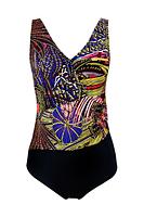 Kostium kąpielowy jednoczęściowy z usztywnionym miseczkami, pod biustem gumka, dekolt zabudowany.
Przód wykonany z wzorzystej mikrofibry, tył i dół cały gładki w kolorze czarnym.
Konstrukcja z marszczenien w okolicy talii ukryje niedoskonałości i zapewni elegancki look zarówno na plaży jak i na basenie!
Skład surowcowy: 80% Poliamid, 20% Elastan

 