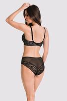 Biustonosz półusztywniony.
Wnętrze miseczki wykonane z jasnoróżowej pianki, wierzch z czarnego plenu, góra z koronką naszytą na tiul.
Obwód z tiulu obszytego plenem, brak bocznej fiszbiny.
Konstrukcja zbierająca i unosząca piersi.
Skład surowcowy: 78% Poliamid, 10% Elastan, 7% Bawełna, 5% Poliester.

 
 