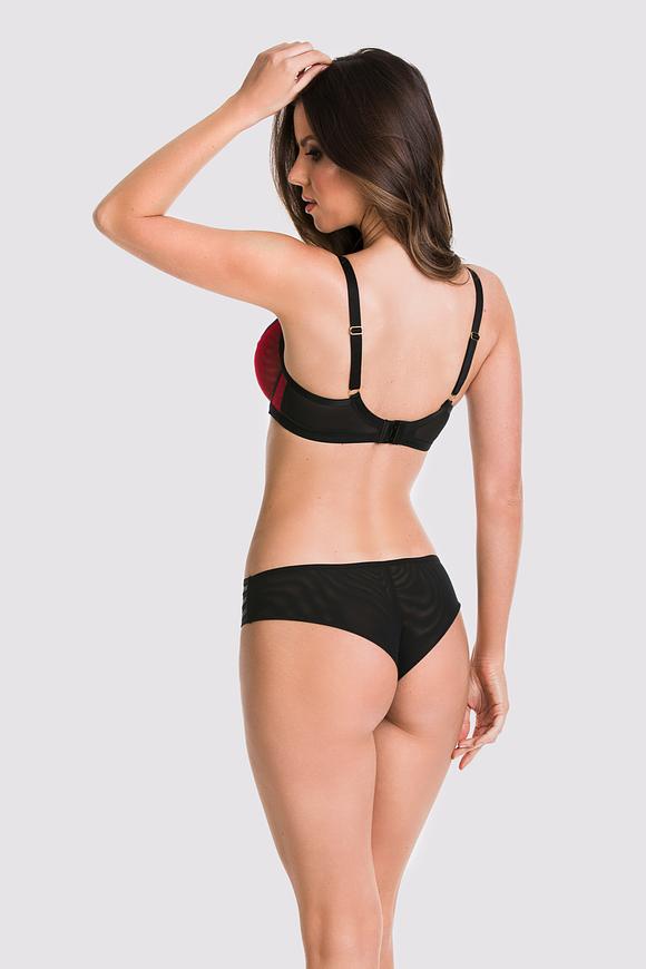 Niezwykłe figi typu brazyliany. Tył z podwójnego tiulu, wysoko wycięty. Boczki z beżowego tulu, na który naszyte zostały paseczki ze złotymi regulatorami.
Skład: 78% Poliamid, 5% Poliester, 12% Elastan, 5% Bawełna
 