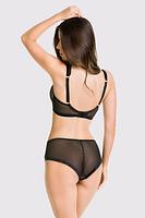 Biustonosz miękki o kroju braletki, miseczki z plenu w kwiaty, dekolt  z tiulu zakończonego płaskim szwem.
Miseczki z jednym pionowym cięciem przez całą długość, w dole miski mała zaszewka, miseczki są tak wyprofilowane, że nadają naturalny kształt a zastosowane materiały dają gwarancję niezwykłego komfortu.
Konstrukcja idealna na mały i średni biust.
Szerokie, komfortowe ramiączka 
Skład surowcowy: 85% Poliamid, 10% Elastan, 5% Poliester.

 