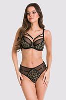 Biustonosz Safari Soft 19179 to wyjątkowy model biustonosza miękkiego, który łączy w sobie elegancję i komfort noszenia. Miseczki wykonane są z czarnej siateczki, co nadaje biustonoszowi subtelny, ale zarazem wyrafinowany wygląd. Dół biustonosza dodatkowo pokryty jest siatką w cętki ze złotą nitką, co dodaje całości niepowtarzalnego charakteru i luksusowego wykończenia.
W dekolcie znajduje się ozdobny straps, który można dowolnie odpiąć, co pozwala na personalizację wyglądu biustonosza i dostosowanie go do różnych stylizacji. Obwód biustonosza wykonany z czarnej siatki zapewnia komfort noszenia, a brak bocznych fiszbin dodatkowo zwiększa wygodę i sprawia, że biustonosz idealnie dopasowuje się do sylwetki.
Biustonosz jest wykonany z wysokiej jakości materiałów - 85% poliamidu, 10% elastanu i 5% poliestru, co gwarantuje trwałość, elastyczność i miękkość, jednocześnie zapewniając doskonałe dopasowanie do ciała. To idealne połączenie stylu, wygody i luksusu, idealne dla kobiet ceniących sobie zarówno elegancję, jak i komfort codziennego użytkowania.

 