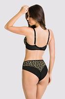 Biustonosz Safari Soft 19179 to wyjątkowy model biustonosza miękkiego, który łączy w sobie elegancję i komfort noszenia. Miseczki wykonane są z czarnej siateczki, co nadaje biustonoszowi subtelny, ale zarazem wyrafinowany wygląd. Dół biustonosza dodatkowo pokryty jest siatką w cętki ze złotą nitką, co dodaje całości niepowtarzalnego charakteru i luksusowego wykończenia.
W dekolcie znajduje się ozdobny straps, który można dowolnie odpiąć, co pozwala na personalizację wyglądu biustonosza i dostosowanie go do różnych stylizacji. Obwód biustonosza wykonany z czarnej siatki zapewnia komfort noszenia, a brak bocznych fiszbin dodatkowo zwiększa wygodę i sprawia, że biustonosz idealnie dopasowuje się do sylwetki.
Biustonosz jest wykonany z wysokiej jakości materiałów - 85% poliamidu, 10% elastanu i 5% poliestru, co gwarantuje trwałość, elastyczność i miękkość, jednocześnie zapewniając doskonałe dopasowanie do ciała. To idealne połączenie stylu, wygody i luksusu, idealne dla kobiet ceniących sobie zarówno elegancję, jak i komfort codziennego użytkowania.

 