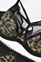 Biustonosz Safari Soft 19179 to wyjątkowy model biustonosza miękkiego, który łączy w sobie elegancję i komfort noszenia. Miseczki wykonane są z czarnej siateczki, co nadaje biustonoszowi subtelny, ale zarazem wyrafinowany wygląd. Dół biustonosza dodatkowo pokryty jest siatką w cętki ze złotą nitką, co dodaje całości niepowtarzalnego charakteru i luksusowego wykończenia.
W dekolcie znajduje się ozdobny straps, który można dowolnie odpiąć, co pozwala na personalizację wyglądu biustonosza i dostosowanie go do różnych stylizacji. Obwód biustonosza wykonany z czarnej siatki zapewnia komfort noszenia, a brak bocznych fiszbin dodatkowo zwiększa wygodę i sprawia, że biustonosz idealnie dopasowuje się do sylwetki.
Biustonosz jest wykonany z wysokiej jakości materiałów - 85% poliamidu, 10% elastanu i 5% poliestru, co gwarantuje trwałość, elastyczność i miękkość, jednocześnie zapewniając doskonałe dopasowanie do ciała. To idealne połączenie stylu, wygody i luksusu, idealne dla kobiet ceniących sobie zarówno elegancję, jak i komfort codziennego użytkowania.

 