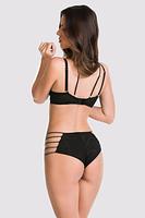 Biustonosz miękki, miseczki z dwóch warstw czarnego tiulu, brak bocznych fiszbin, dekolt zdobią srebrne paseczki.
Doskonała konstrukcja zapweni maximum komfortu.
Skład surowcowy: 88% Poliamid, 8% Bawełna, 4% Elastan.
 