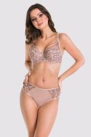 Biustonosz miękki w konstrukcji COSMO, która charakteryzuje się pełną miską, która okala pierś i bardziej ją zakrywa w górnej części.
Dolna część miski wykonana z haftu z nitek od ecru do mocca co daje efekt ombre, ramiączka i taśmy w kolorze beżowym. Obwód ze stabilnej siatki zapewni maksymalne podtrzymanie biustu.
Konstrukcja jednocześnie stabilna i lekka skierowana dla pań ze średnim, dużym i bardzo dużym biustem.Skład: 85% Poliamid, 10% Elastan, 5% Poliester.