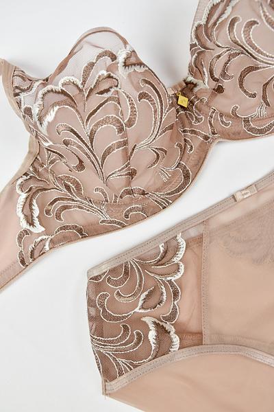 Biustonosz miękki w konstrukcji COSMO, która charakteryzuje się pełną miską, która okala pierś i bardziej ją zakrywa w górnej części.
Dolna część miski wykonana z haftu z nitek od ecru do mocca co daje efekt ombre, ramiączka i taśmy w kolorze beżowym. Obwód ze stabilnej siatki zapewni maksymalne podtrzymanie biustu.
Konstrukcja jednocześnie stabilna i lekka skierowana dla pań ze średnim, dużym i bardzo dużym biustem.Skład: 85% Poliamid, 10% Elastan, 5% Poliester.