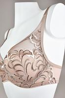 Biustonosz miękki w konstrukcji COSMO, która charakteryzuje się pełną miską, która okala pierś i bardziej ją zakrywa w górnej części.
Dolna część miski wykonana z haftu z nitek od ecru do mocca co daje efekt ombre, ramiączka i taśmy w kolorze beżowym. Obwód ze stabilnej siatki zapewni maksymalne podtrzymanie biustu.
Konstrukcja jednocześnie stabilna i lekka skierowana dla pań ze średnim, dużym i bardzo dużym biustem.Skład: 85% Poliamid, 10% Elastan, 5% Poliester.