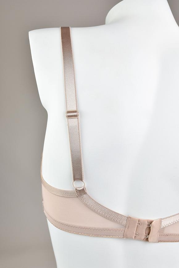 Biustonosz miękki w konstrukcji COSMO, która charakteryzuje się pełną miską, która okala pierś i bardziej ją zakrywa w górnej części.
Dolna część miski wykonana z haftu z nitek od ecru do mocca co daje efekt ombre, ramiączka i taśmy w kolorze beżowym. Obwód ze stabilnej siatki zapewni maksymalne podtrzymanie biustu.
Konstrukcja jednocześnie stabilna i lekka skierowana dla pań ze średnim, dużym i bardzo dużym biustem.Skład: 85% Poliamid, 10% Elastan, 5% Poliester.