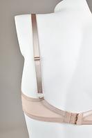 Biustonosz miękki w konstrukcji COSMO, która charakteryzuje się pełną miską, która okala pierś i bardziej ją zakrywa w górnej części.
Dolna część miski wykonana z haftu z nitek od ecru do mocca co daje efekt ombre, ramiączka i taśmy w kolorze beżowym. Obwód ze stabilnej siatki zapewni maksymalne podtrzymanie biustu.
Konstrukcja jednocześnie stabilna i lekka skierowana dla pań ze średnim, dużym i bardzo dużym biustem.Skład: 85% Poliamid, 10% Elastan, 5% Poliester.