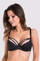 Biustonosz miękki.
Miseczki wykonane z beżowej siatki, dół pokryty czarną mikrofibrą z wzorem imitującym skórę węża. Na górę miseczki na beżową siatkę naszyto paseczek z ozdobnym kółeczkiem, brzeg miseczki wykończony czarną lamówką.
Obwód z mikrofibry, brak bocznej fiszbiny.
Konstrukcja Deziro pięknie okala piersi, zbiera z boków i modeluje dekolt, idealny na średnie i duże biusty.
Skład surowcowy: 85% Poliamid, 10% Elastan, 5% Poliester
 