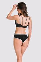 Biustonosz miękki, miseczki z jasnego tiulu pokrytego delikatną koronką, góra wykończona czarną lamówką, brak bocznych fiszbin, łuk miseczek zdobi srebrna taśma a dekolt i plecy zdobią paseczki z regulacją długości.
Skład surowcowy: 88% Poliamid, 8% Bawełna, 4% Elastan.
 