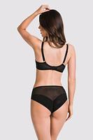 Biustonosz miękki.
Miseczki wykonane z beżowej siatki, dół pokryty czarnym haftem, brzeg miseczki wykończony czarną koronką.
Obwód z czarnej siatki, brak bocznej fiszbiny.
Konstrukcja MS2/MADAME pięknie okala piersi, zbiera z boków i modeluje dekolt, idealny na średnie i duże biusty.
Dekolt zdobią odpinane paseczki.
Skład surowcowy: 85% Poliamid, 10% Elastan, 5% Poliester
 