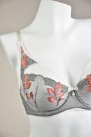 Biustonosz miękki w konstrukcji COSMO, która charakteryzuje się pełną miską, która okala pierś i bardziej ją zakrywa w górnej części.
Dolna część miseczki z siatki, wierzch z haftu w pomarańczowe kwiaty na szarym tle, ramiączka i taśmy w kolorze białym. Obwód ze stabilnej siatki zapewni maksymalne podtrzymanie biustu.
Konstrukcja jednocześnie stabilna i lekka skierowana dla pań ze średnim, dużym i bardzo dużym biustem.Skład: 85% Poliamid, 10% Elastan, 5% Poliester.
 