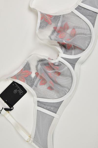 Biustonosz miękki w konstrukcji COSMO, która charakteryzuje się pełną miską, która okala pierś i bardziej ją zakrywa w górnej części.
Dolna część miseczki z siatki, wierzch z haftu w pomarańczowe kwiaty na szarym tle, ramiączka i taśmy w kolorze białym. Obwód ze stabilnej siatki zapewni maksymalne podtrzymanie biustu.
Konstrukcja jednocześnie stabilna i lekka skierowana dla pań ze średnim, dużym i bardzo dużym biustem.Skład: 85% Poliamid, 10% Elastan, 5% Poliester.
 