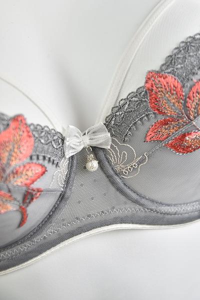 Biustonosz miękki w konstrukcji COSMO, która charakteryzuje się pełną miską, która okala pierś i bardziej ją zakrywa w górnej części.
Dolna część miseczki z siatki, wierzch z haftu w pomarańczowe kwiaty na szarym tle, ramiączka i taśmy w kolorze białym. Obwód ze stabilnej siatki zapewni maksymalne podtrzymanie biustu.
Konstrukcja jednocześnie stabilna i lekka skierowana dla pań ze średnim, dużym i bardzo dużym biustem.Skład: 85% Poliamid, 10% Elastan, 5% Poliester.
 