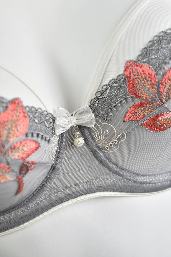 Biustonosz miękki w konstrukcji COSMO, która charakteryzuje się pełną miską, która okala pierś i bardziej ją zakrywa w górnej części.
Dolna część miseczki z siatki, wierzch z haftu w pomarańczowe kwiaty na szarym tle, ramiączka i taśmy w kolorze białym. Obwód ze stabilnej siatki zapewni maksymalne podtrzymanie biustu.
Konstrukcja jednocześnie stabilna i lekka skierowana dla pań ze średnim, dużym i bardzo dużym biustem.Skład: 85% Poliamid, 10% Elastan, 5% Poliester.
 