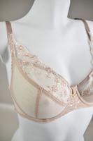 Biustonosz miękki, miseczki wykonane z siatki konstrukcyjnej wysokiej jakości, na którą naszyta została koronka z motywem kwiatowym.
Delikaty jak mgiełka, absolutny hit na lato pod jasne bluzki dla Pań, które nie lubią nudy w bazowej bieliźnie!
Konstrukcja doskonała na średni i duży biust.
Skład: 85% Poliamid, 10% Elastan, 5% Poliester
 
 