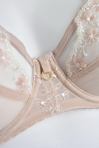 Biustonosz miękki, miseczki wykonane z siatki konstrukcyjnej wysokiej jakości, na którą naszyta została koronka z motywem kwiatowym.
Delikaty jak mgiełka, absolutny hit na lato pod jasne bluzki dla Pań, które nie lubią nudy w bazowej bieliźnie!
Konstrukcja doskonała na średni i duży biust.
Skład: 85% Poliamid, 10% Elastan, 5% Poliester
 
 