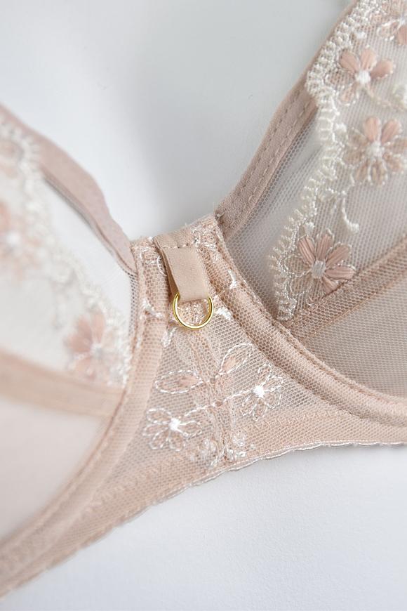 Biustonosz miękki, miseczki wykonane z siatki konstrukcyjnej wysokiej jakości, na którą naszyta została koronka z motywem kwiatowym.
Delikaty jak mgiełka, absolutny hit na lato pod jasne bluzki dla Pań, które nie lubią nudy w bazowej bieliźnie!
Konstrukcja doskonała na średni i duży biust.
Skład: 85% Poliamid, 10% Elastan, 5% Poliester
 
 