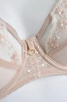 Biustonosz miękki, miseczki wykonane z siatki konstrukcyjnej wysokiej jakości, na którą naszyta została koronka z motywem kwiatowym.
Delikaty jak mgiełka, absolutny hit na lato pod jasne bluzki dla Pań, które nie lubią nudy w bazowej bieliźnie!
Konstrukcja doskonała na średni i duży biust.
Skład: 85% Poliamid, 10% Elastan, 5% Poliester
 
 