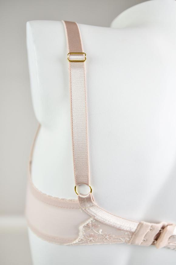 Biustonosz miękki, miseczki wykonane z siatki konstrukcyjnej wysokiej jakości, na którą naszyta została koronka z motywem kwiatowym.
Delikaty jak mgiełka, absolutny hit na lato pod jasne bluzki dla Pań, które nie lubią nudy w bazowej bieliźnie!
Konstrukcja doskonała na średni i duży biust.
Skład: 85% Poliamid, 10% Elastan, 5% Poliester
 
 