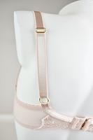 Biustonosz miękki, miseczki wykonane z siatki konstrukcyjnej wysokiej jakości, na którą naszyta została koronka z motywem kwiatowym.
Delikaty jak mgiełka, absolutny hit na lato pod jasne bluzki dla Pań, które nie lubią nudy w bazowej bieliźnie!
Konstrukcja doskonała na średni i duży biust.
Skład: 85% Poliamid, 10% Elastan, 5% Poliester
 
 