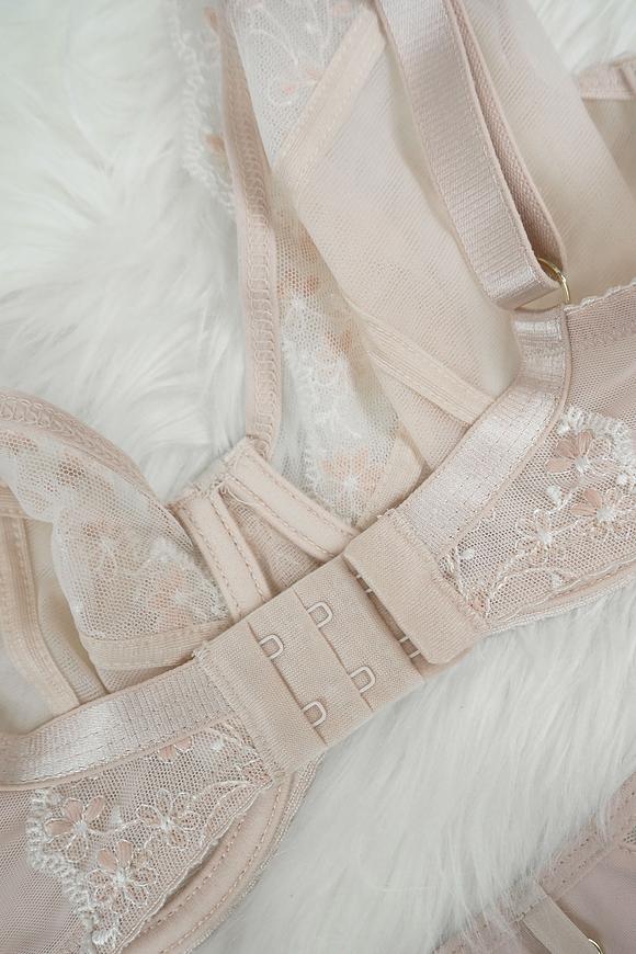 Biustonosz miękki, miseczki wykonane z siatki konstrukcyjnej wysokiej jakości, na którą naszyta została koronka z motywem kwiatowym.
Delikaty jak mgiełka, absolutny hit na lato pod jasne bluzki dla Pań, które nie lubią nudy w bazowej bieliźnie!
Konstrukcja doskonała na średni i duży biust.
Skład: 85% Poliamid, 10% Elastan, 5% Poliester
 
 