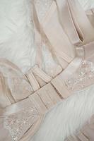 Biustonosz miękki, miseczki wykonane z siatki konstrukcyjnej wysokiej jakości, na którą naszyta została koronka z motywem kwiatowym.
Delikaty jak mgiełka, absolutny hit na lato pod jasne bluzki dla Pań, które nie lubią nudy w bazowej bieliźnie!
Konstrukcja doskonała na średni i duży biust.
Skład: 85% Poliamid, 10% Elastan, 5% Poliester
 
 