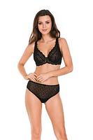 Miękka braletka wykonana z beżowej siateczki pokrytej aksamitnym flokiem.
Koronka przy dekolcie wzmocniona gumką dzięki czemu będzie idealnie przylegać do ciała. 
Szerokie ozdobne ramiączka z regulacją. Brak bocznych fiszbin, obwód z koronki.
Skład surowcowy: 88% Poliamid, 8% Bawełna, 4% Elastan.
 
 