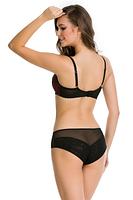 Figi pełne o klasycznym kroju.
Przód z czerwonej mikrofibry, na którą naszyty został delikatny plen.
Tył z elastycznej czarnej siateczki, dół podwójnie złożony.
Skład surowcowy: 80% Poliamid, 20% Elastan.
 