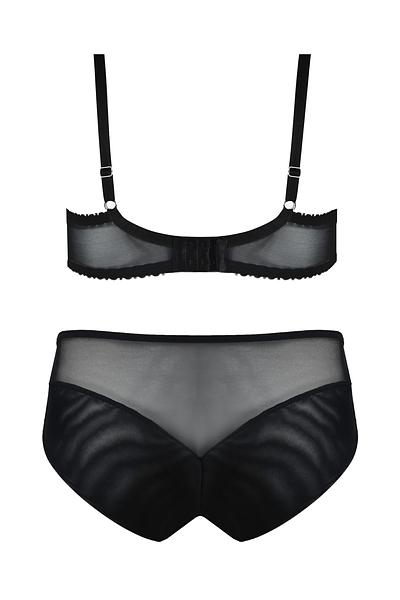 Figi pełne o klasycznym kroju.
Przód z czerwonej mikrofibry, na którą naszyty został delikatny plen.
Tył z elastycznej czarnej siateczki, dół podwójnie złożony.
Skład surowcowy: 80% Poliamid, 20% Elastan.
 