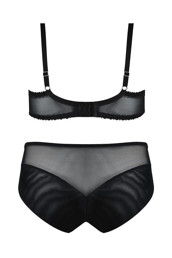 Figi pełne o klasycznym kroju.
Przód z czerwonej mikrofibry, na którą naszyty został delikatny plen.
Tył z elastycznej czarnej siateczki, dół podwójnie złożony.
Skład surowcowy: 80% Poliamid, 20% Elastan.
 