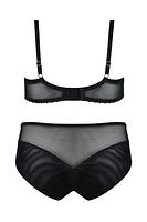 Figi pełne o klasycznym kroju.
Przód z czerwonej mikrofibry, na którą naszyty został delikatny plen.
Tył z elastycznej czarnej siateczki, dół podwójnie złożony.
Skład surowcowy: 80% Poliamid, 20% Elastan.
 