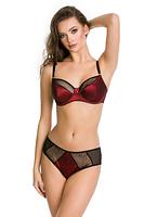 Biustonosz półusztywniony.
Miseczki wykonanane z wzorzystej siateczki, dół wzmocniony pianką w czerwonym kolorze.
Biustonosz świetnie podtrzymuje biust, zbiera piersi do środka pięknie eksponując dekolt.
Skład surowcowy: 80% Poliamid, 20% Elastan.
 